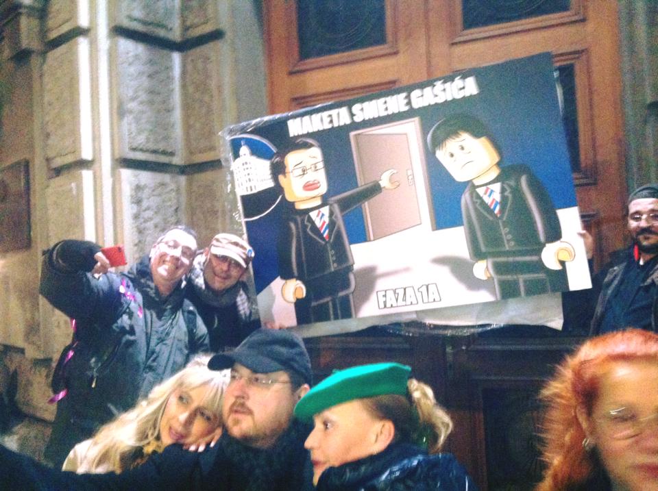 Srbija: Protest ‘Novinari/ke ne kleče’