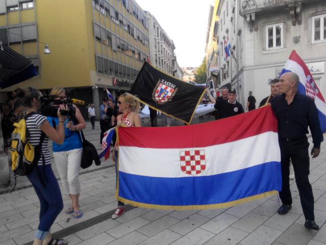 Na prosvjedu u Rijeci viče se: ‘Ubij Srbina!’ te ‘pjevaju’ uvrede Frljiću, prisutni policijski službenici ne reagiraju!