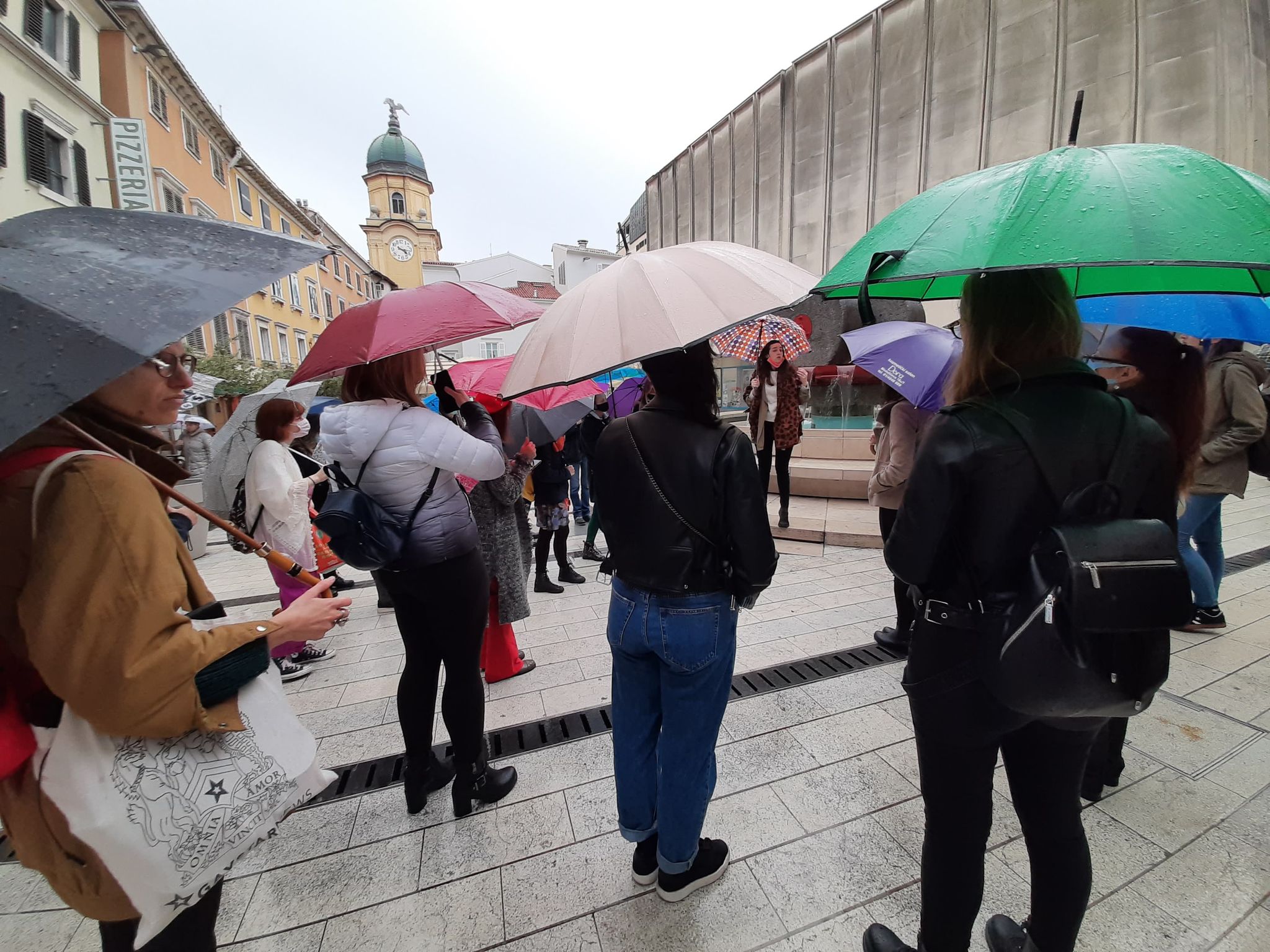 Prva feministička šetnja Rijekom upozorava na manjak reprezentacije žena u javnom prostoru