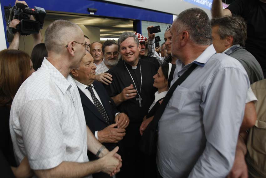 Stajanje za žrtve ratnog zločina pred Zagrebačkom katedralom