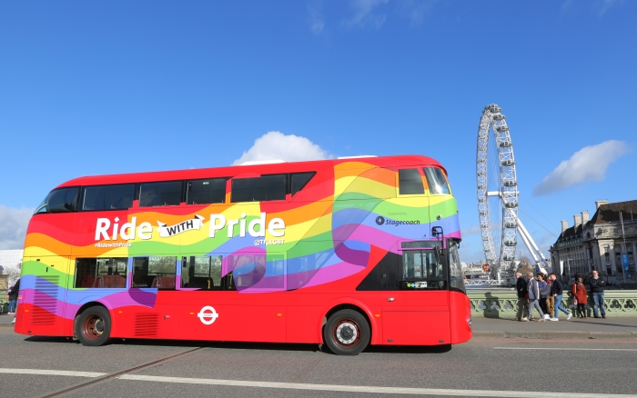 Londonom vozi bus u duginim bojama