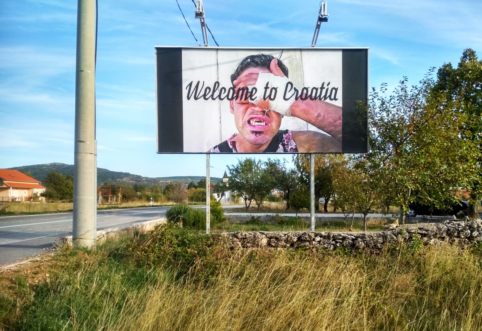 Nedaleko od granice s BIH osvanuli plakati ‘Dobrodošli u Hrvatsku’ i ‘Hrvatska puna mučenja’