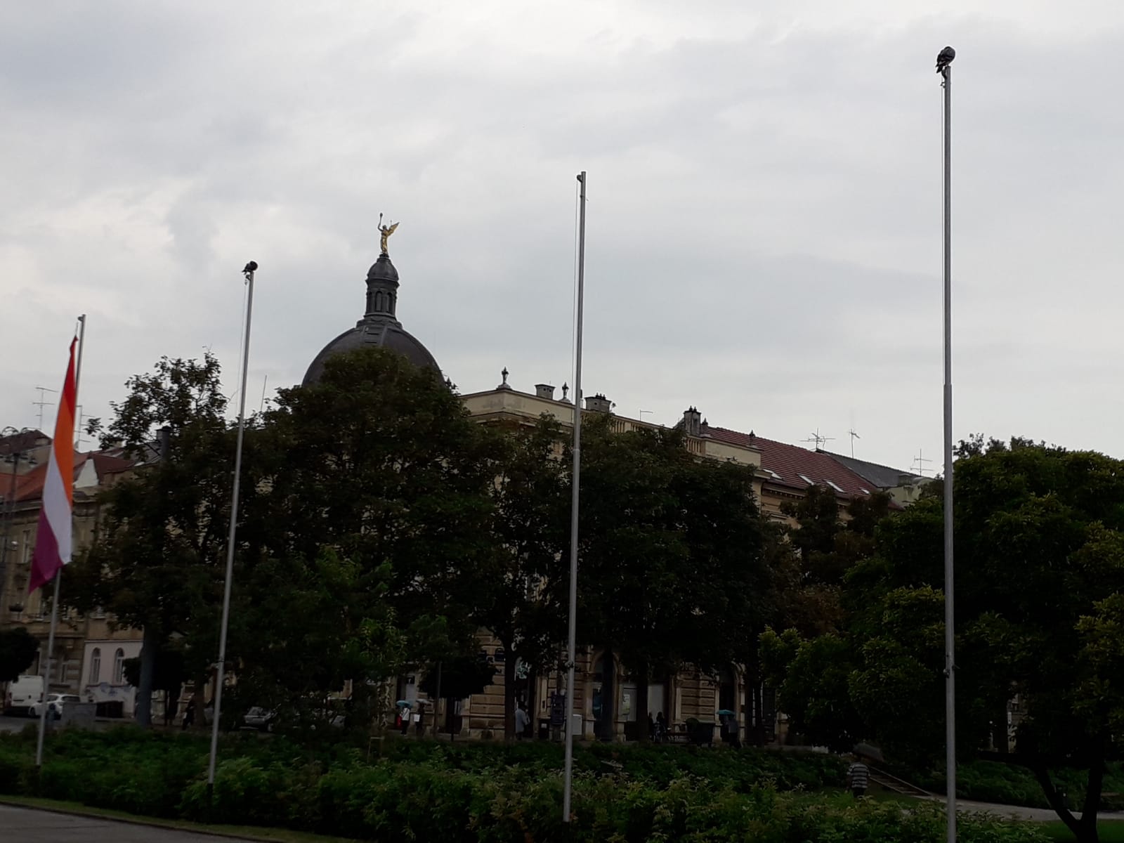 Vandali silom skinuli zastavu duginih boja u centru Zagreba