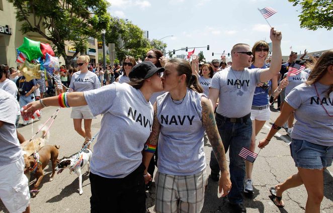 Vojnikinje i vojnici u uniformama marširali na gay prideu!