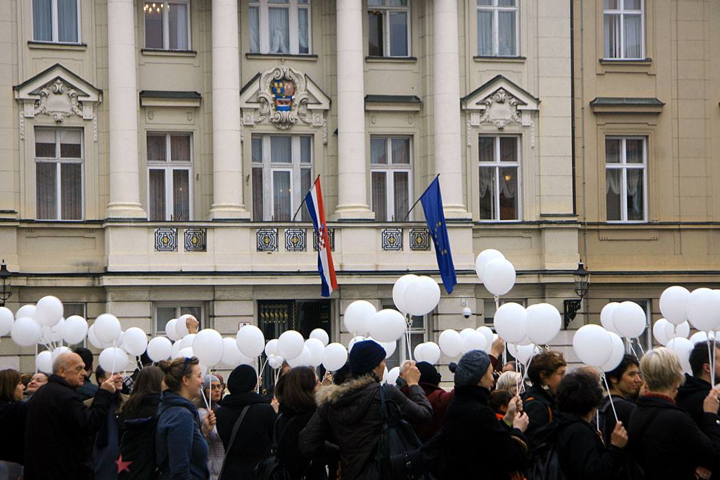 Bušenje 96 balona kao upozorenje Vladi