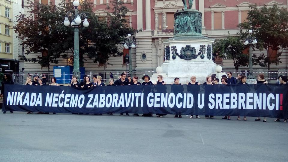Žene u crnom performansom poručile: ‘Nikada nećemo zaboraviti genocid u Srebrenici’