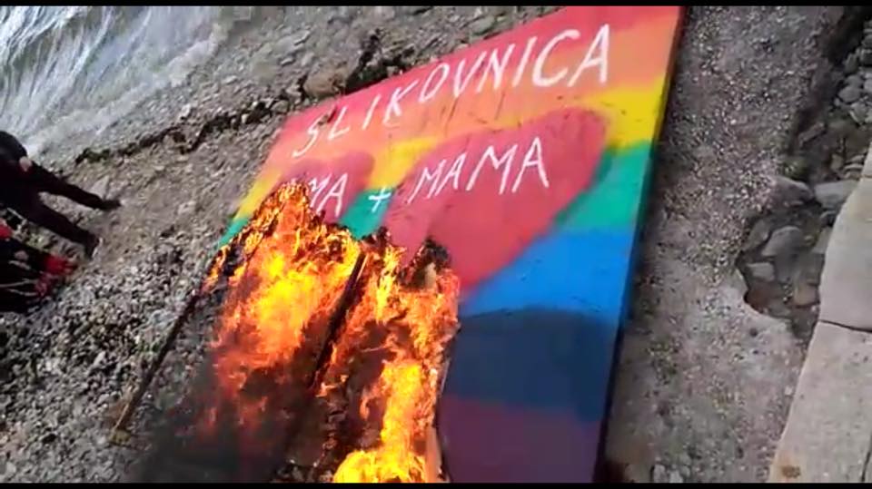 U Kaštelima fašnik obilježen spaljivanjem slikovnice o LGBT obiteljima