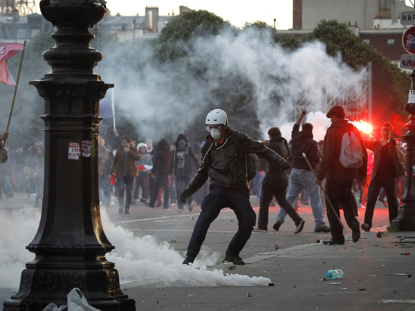 Desničari prosvjedujući protiv istospolnih brakova demolirali Pariz