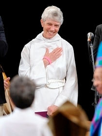 Lezbijka Mary Glasspool imenovana za biskupicu
