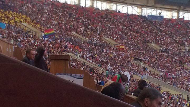 Ministar mahao zastavom duginih boja u inat Putinovom anti-gej zakonu