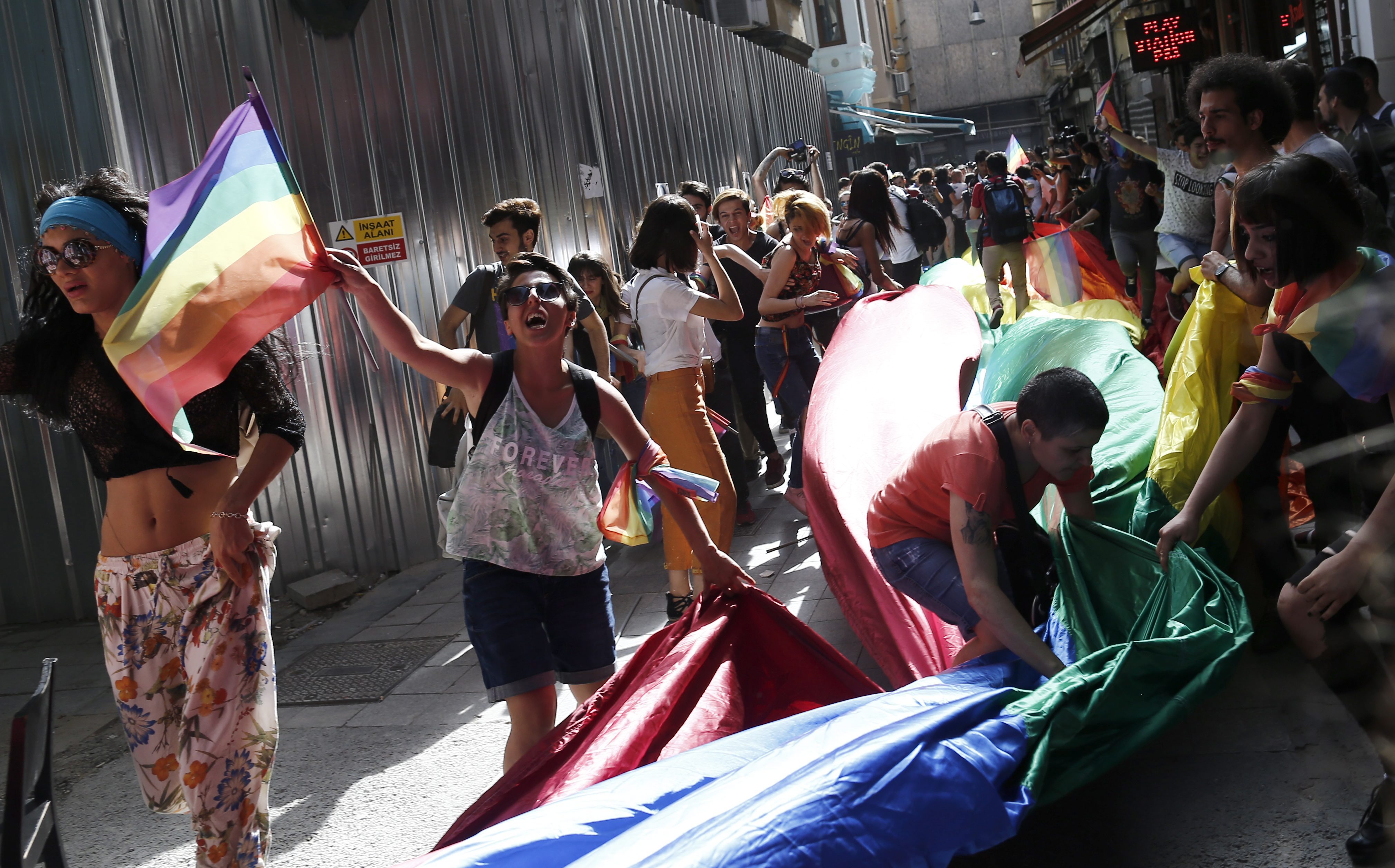 Interventna policija suzavcem i gumenim mecima napala Trans Pride u Istanbulu