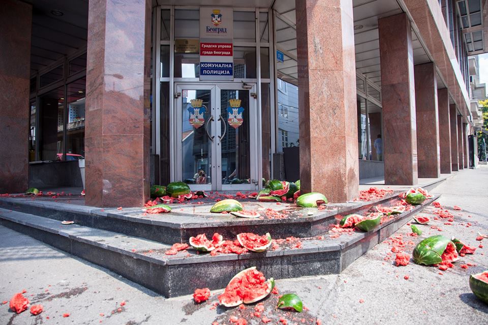 Ne da(vi)mo Beograd lubenicama šalje jasnu poruku policiji