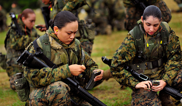 Marinci pomiču žene prema prednjim linijama