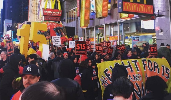 Američki radnici/e prosvjeduju tražeći minimalnu satnicu od 15 dolara