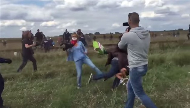 Snimateljica koja je rušila i udarala izbjeglice oslobođena je optužbi