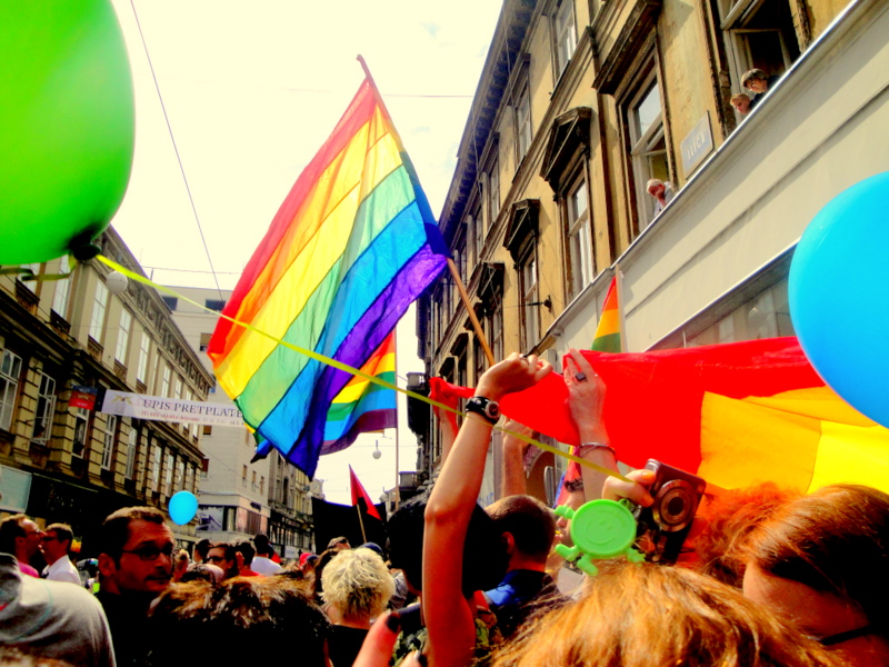 Rišpet balonima duginih boja protiv homofobije i transfobije