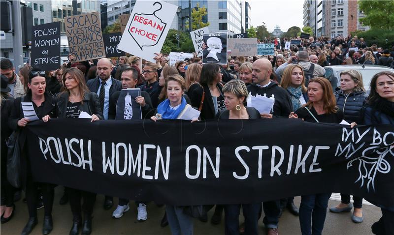 Tisuće žena u Poljskoj prosvjeduje protiv zabrane pobačaja