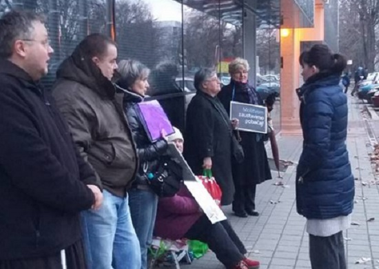 Molitvi pred bolnicom u Vukovaru pridružila se i predstavnica gradske uprave